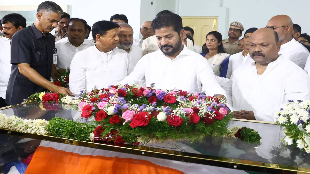 Revanth Reddy Pays Last Respect to Dharmapuri Srinivas