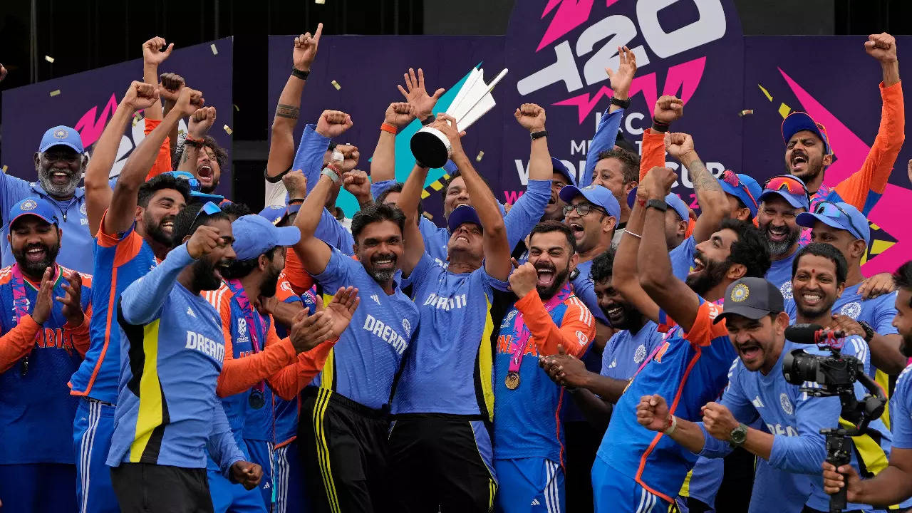 Rahul Dravid celebrate T20 World Cup win with players