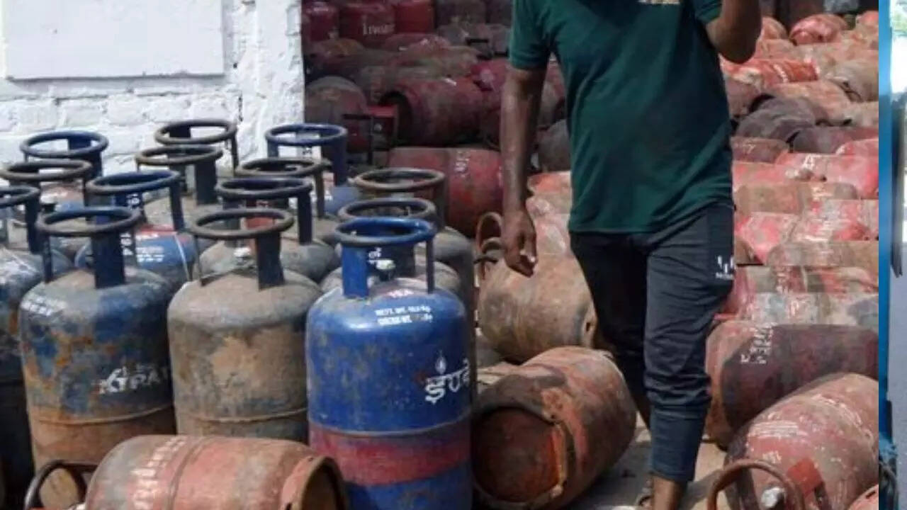 prices of lpg commercial cylinders reduces by rs 30. check new prices in kolkata, delhi, chennai, kolkata, mumbai