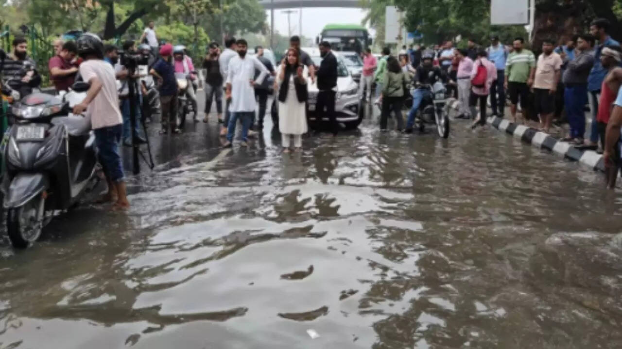 south delhi residents protest against mcd, aap govt over damaged and waterlogged roads