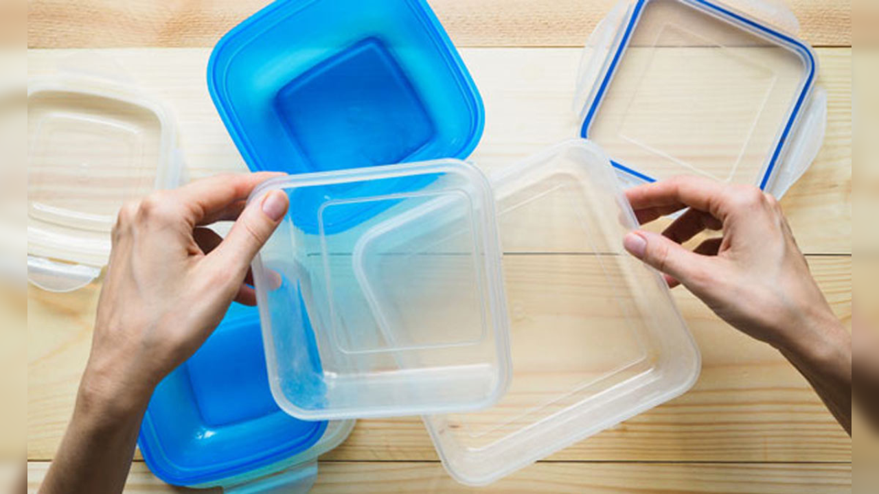 cleaning tips of plastic Tiffin box to remove smell and stain of vegetables remains