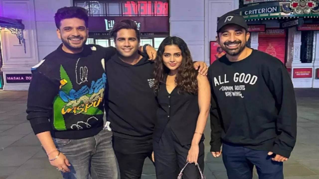 Roadies Reunion: Karan Kundrra Bumps Into Rannvijay Singha In London, Tejasswi Prakash-Rajiv Adatia Joins Them