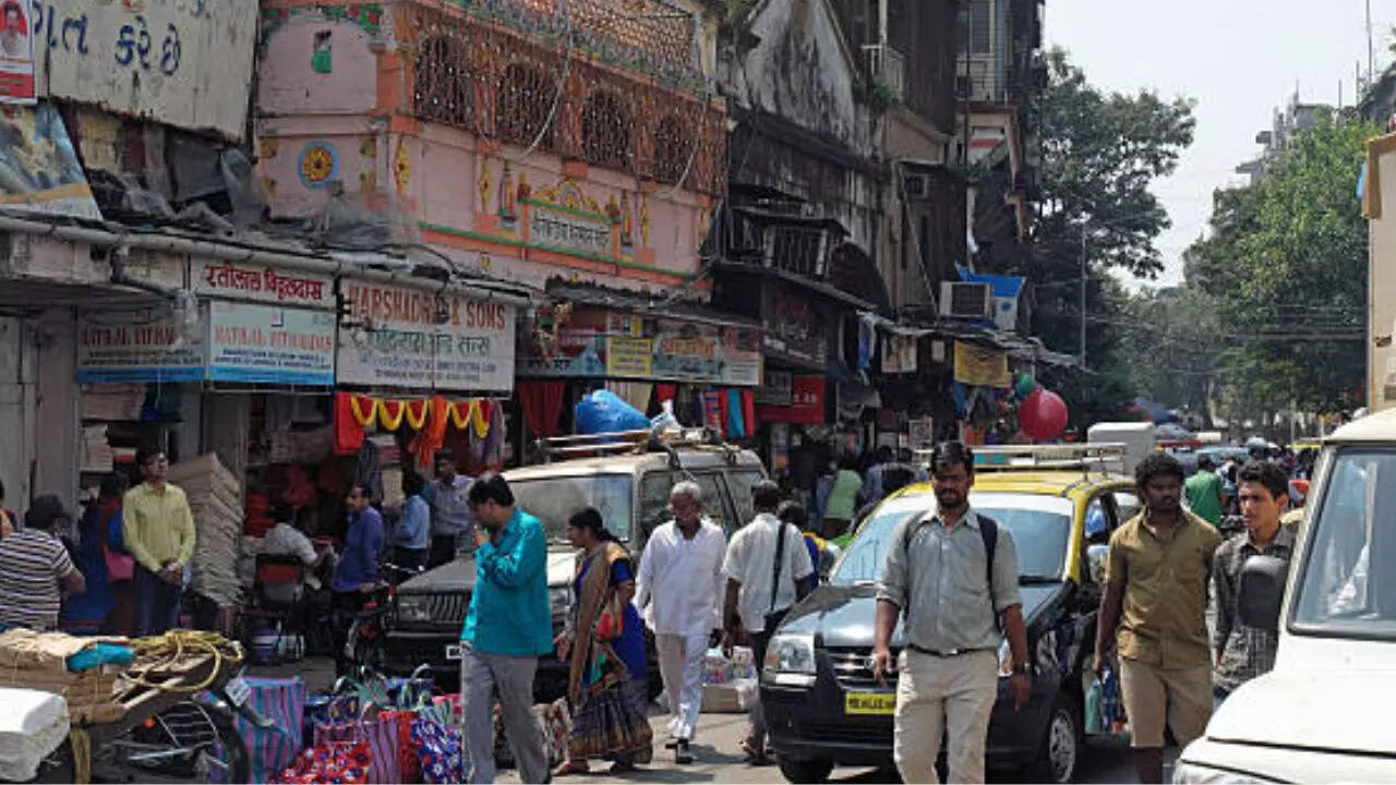 days after realty check, mumbai civic body comes into action to evict illegal hawkers