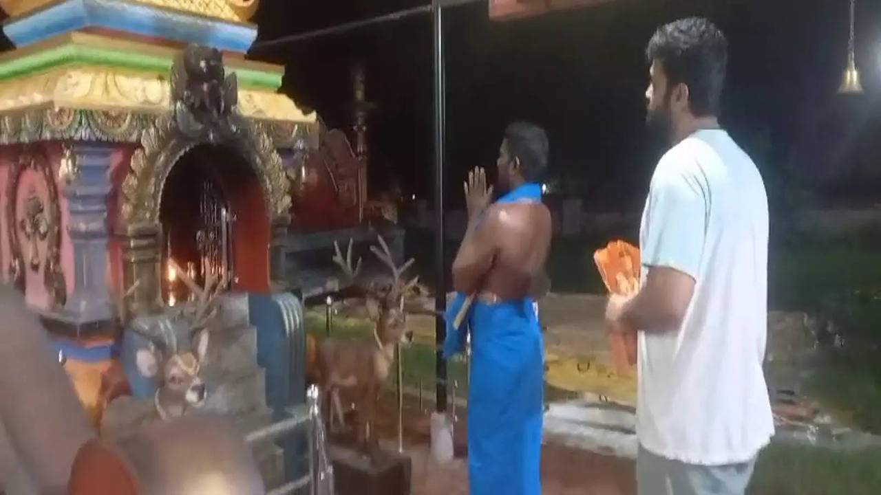 rakshit shetty offers prayers to koragajja ahead of new film