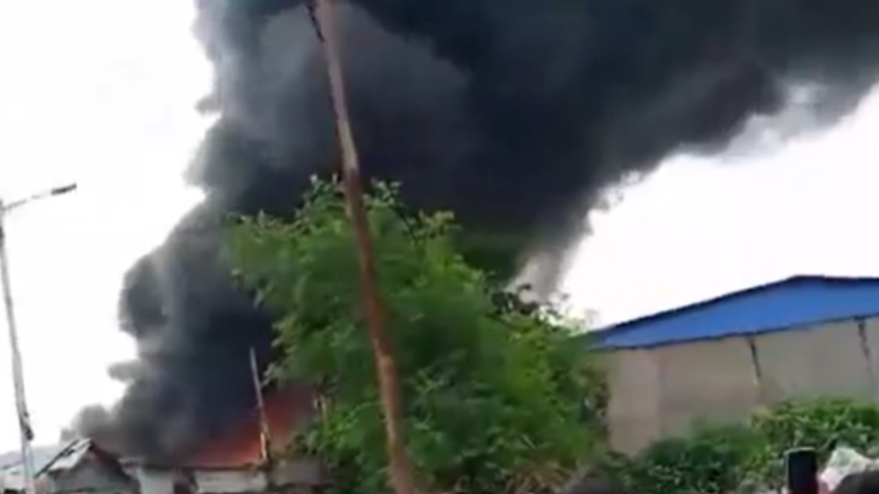 huge fire breaks out at motor oil factory in kolkata's dhapa: video