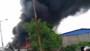 Huge Fire Breaks Out At Motor Oil Factory In Kolkatas Dhapa VIDEO