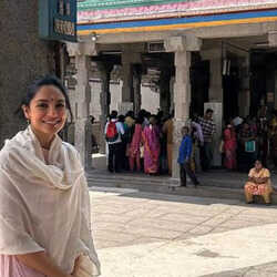 Actress Sobhita Dhulipala Visits Kapaleeshwarar Temple
