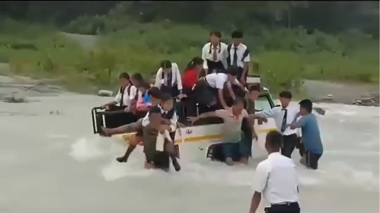 video: locals save school children from drowning after van falls in bengal river