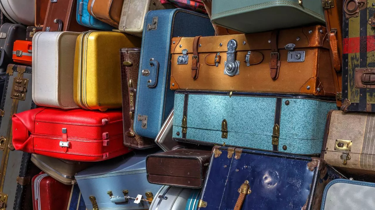 LuggageLosers.com ranks airlines based on reported lost luggage incidents. Credit: Canva