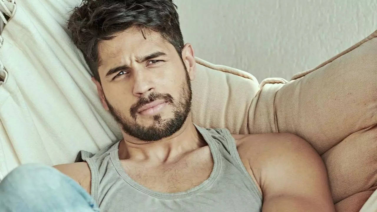 Sidharth Malhotra BASHES Scams Asking Money Using His Name: Certain Fradulent Activities...