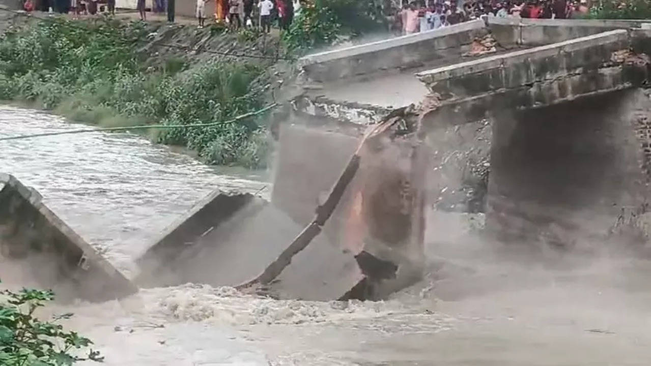 A third bridge collapsed in the Saran district in just 24 hours