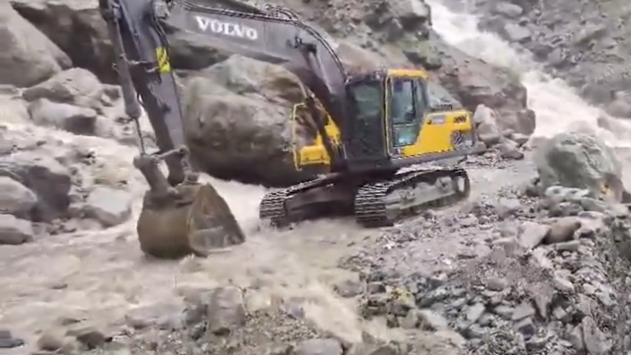 VIDEO | Lambagad Road Closed Due To Landslide, Vehicles Stopped