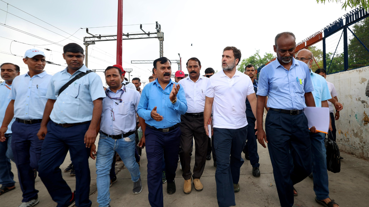 rahul gandhi new delhi railway station