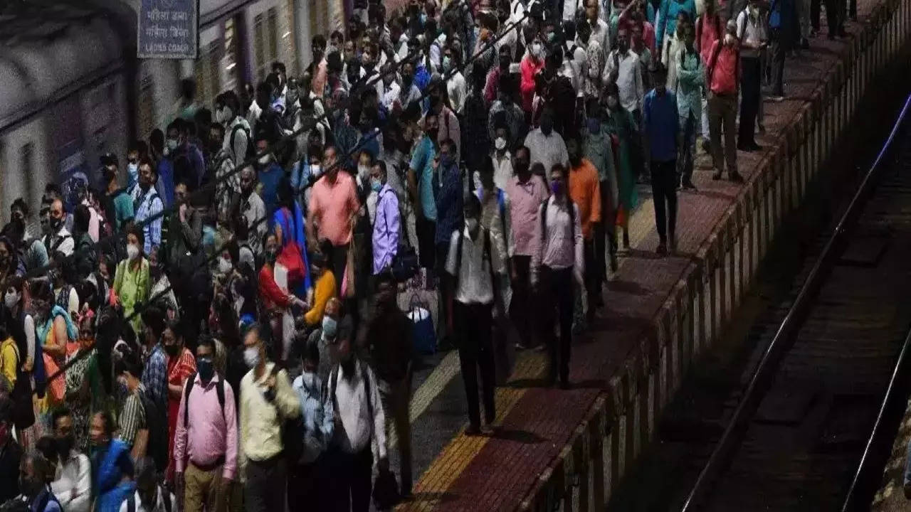 crowd on station