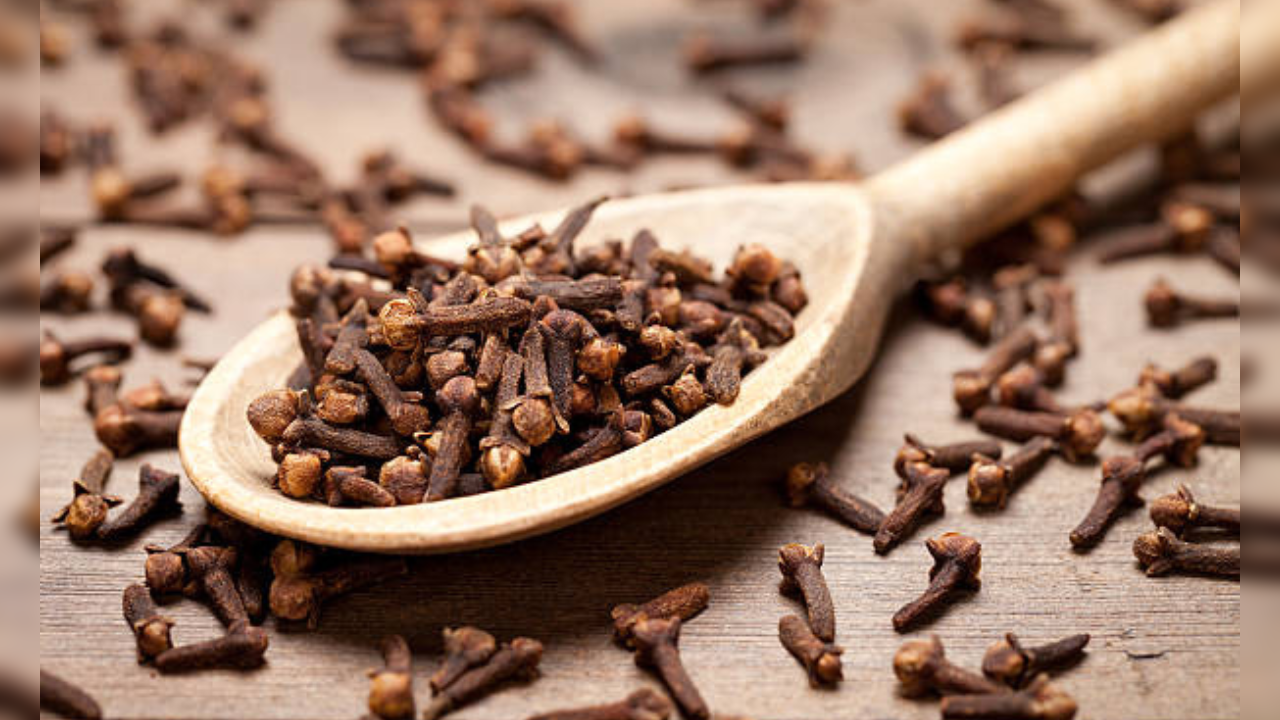 Clove Benefits सकाळी उपाशीपोटी लवंग चावून खाण्याचे 5 फायदे, महिला आणि पुरुष दोघांसाठी फायदेशीर