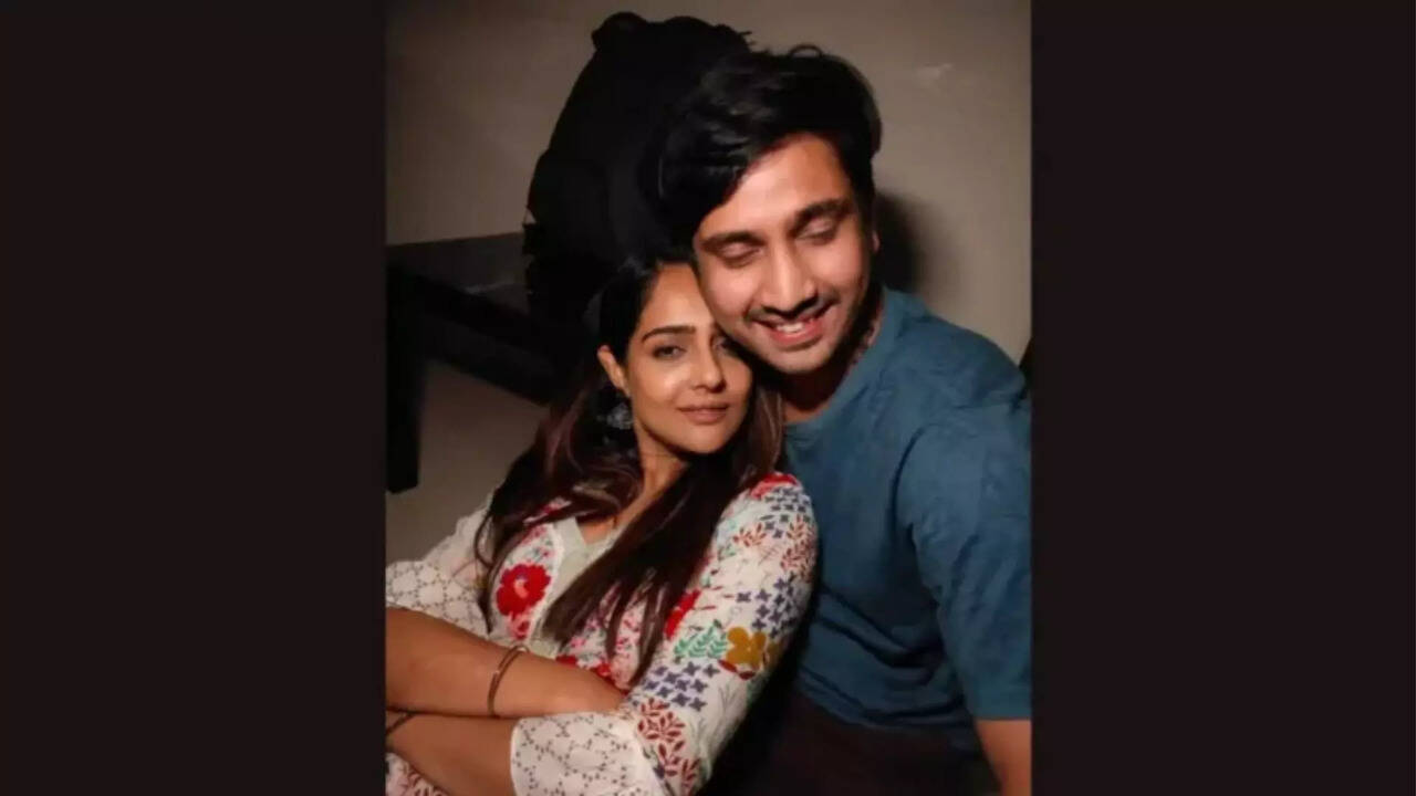  பிரபல நடிகர் சீக்ரெட் ஆக திருமணம் செய்துவிட்டு என்னை ஏமாற்றிவிட்டார் : காதலி போலீசில் புகார்.. 