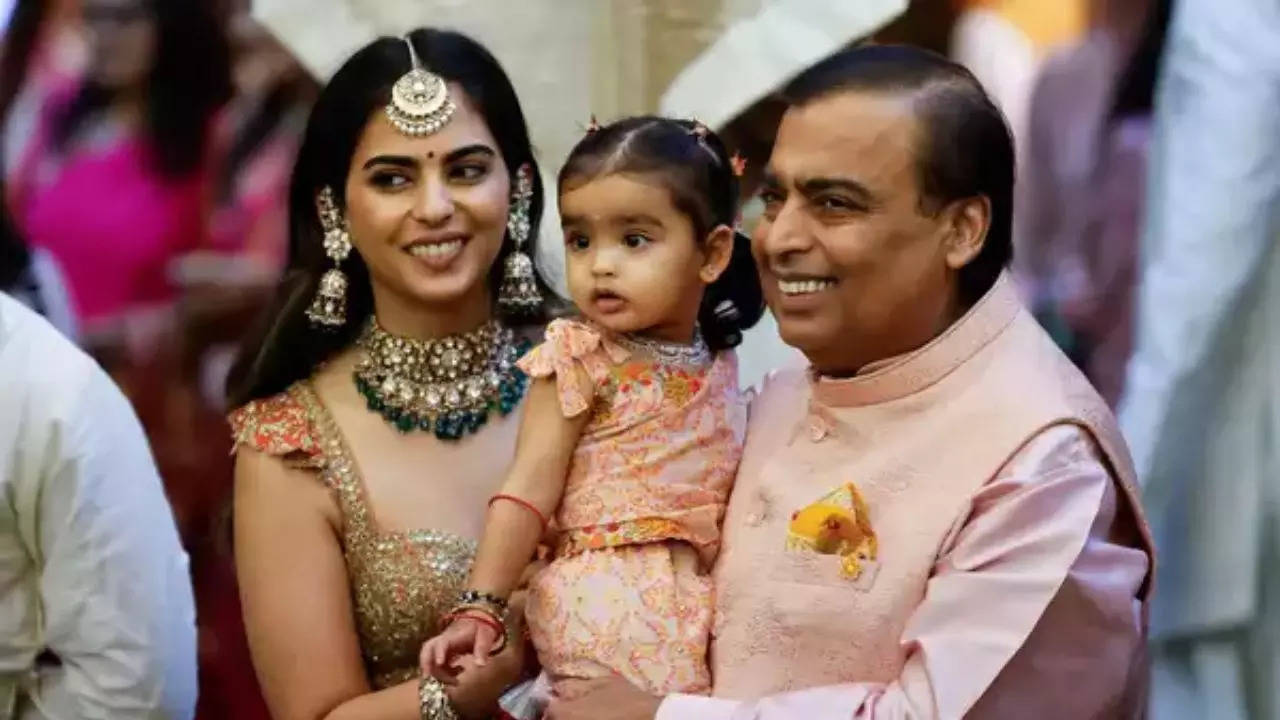 Mukesh Ambani's Adorable Moment With His Granddaughter Is Proof That Grandparents Are A Blessing To Have