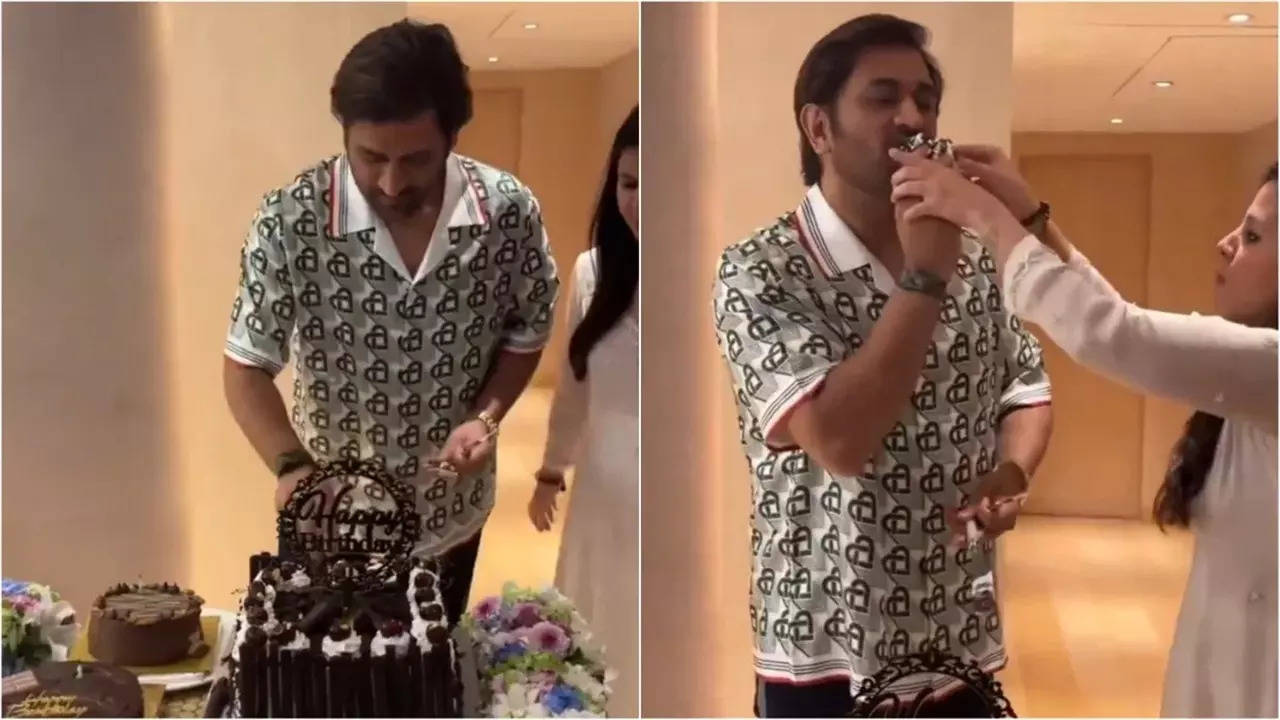 MS Dhoni After Cutting Cake On 43rd Birthday: 'Yeh Eggless Hai Na?'