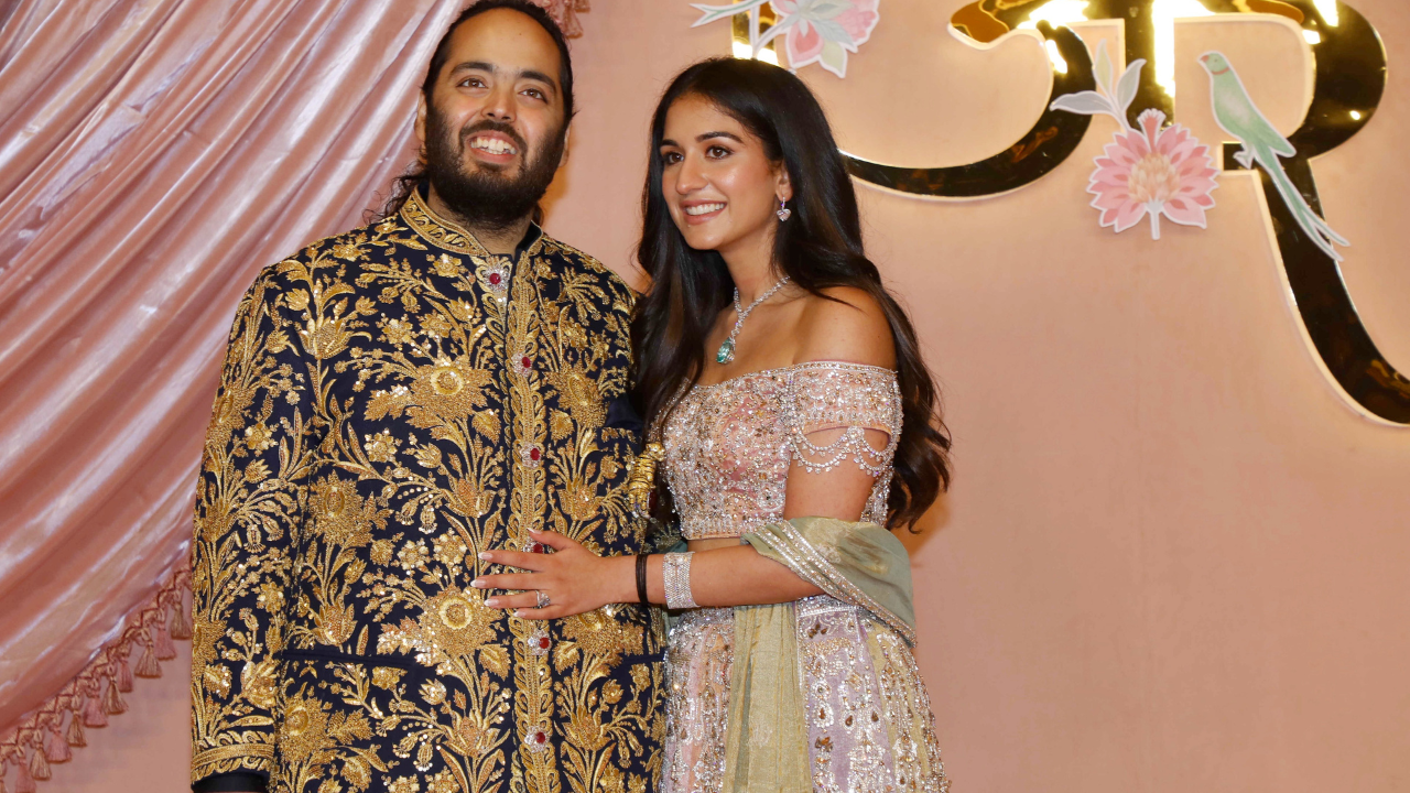 Mukesh Ambani makes puja, priests take photos with couple at Anant Ambani-Radhika Merchant's mehendi