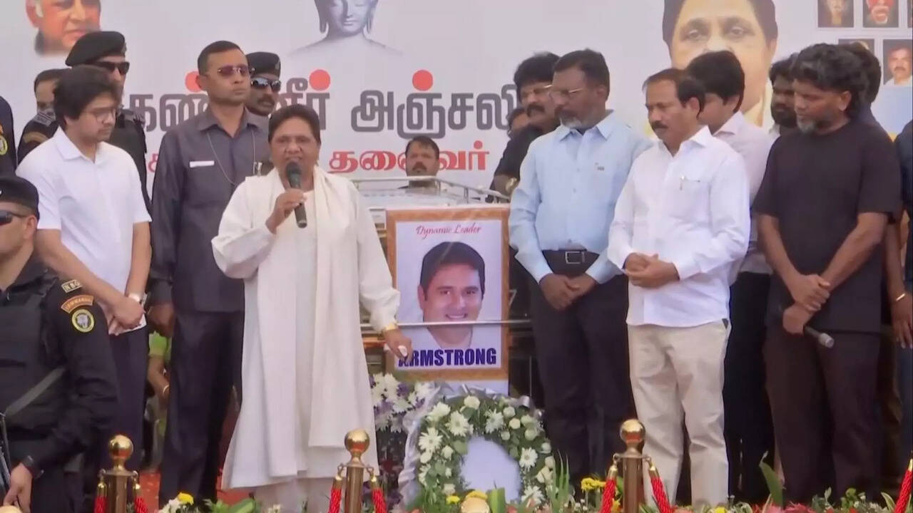  படுகொலை செய்யப்பட்ட ஆம்ஸ்ட்ராங் உடலுக்கு மாயாவதி அஞ்சலி.. குடும்பத்தாருக்கு ஆறுதல் தெரிவித்தார் 