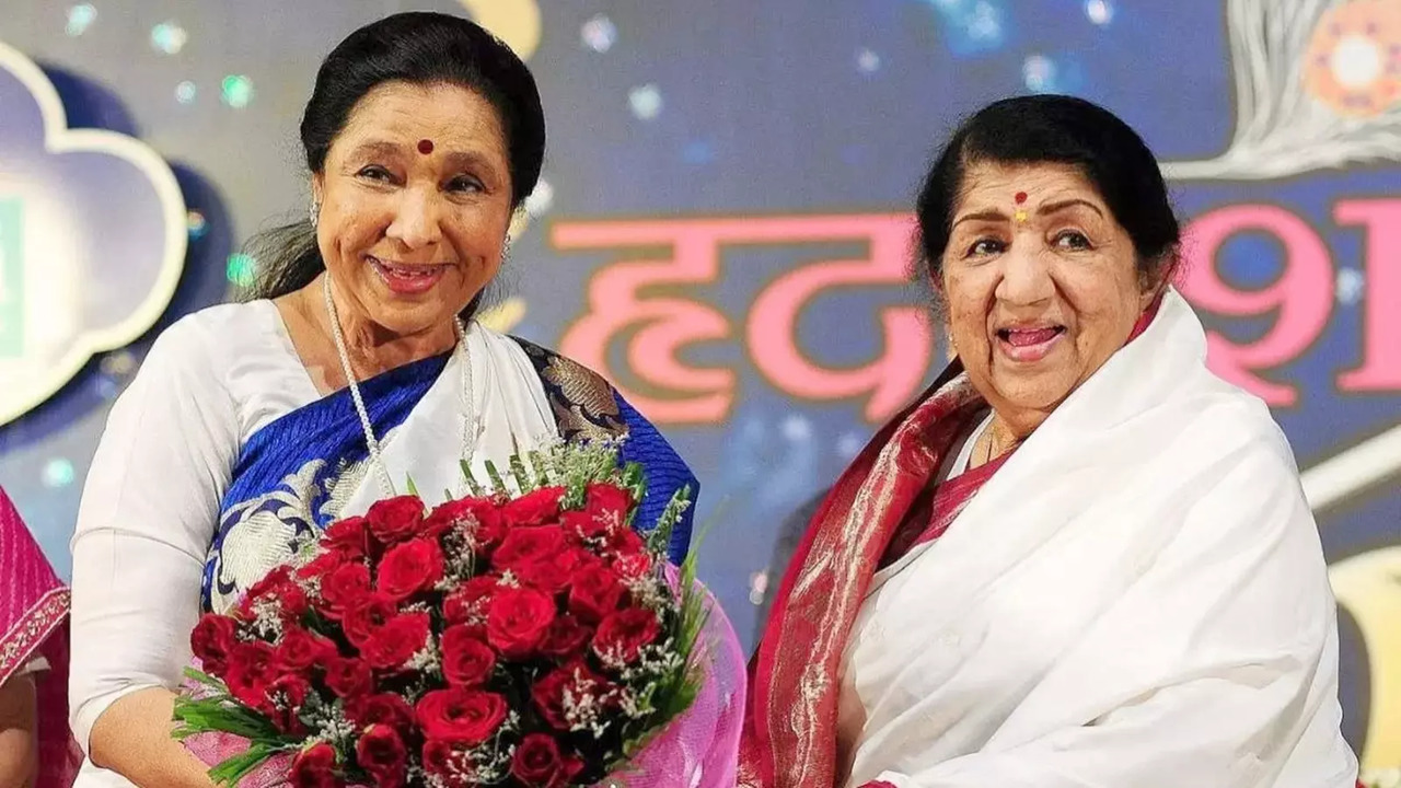 Lata Mangeshkar and Asha Bhosle