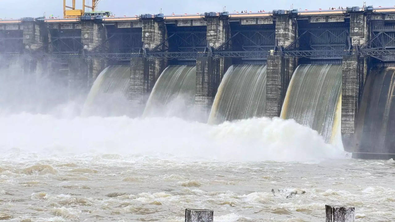 ತುಂಬಿ ಹರಿಯುತ್ತಿರುವ ಕದ್ರಾ ಜಲಾಶಯ