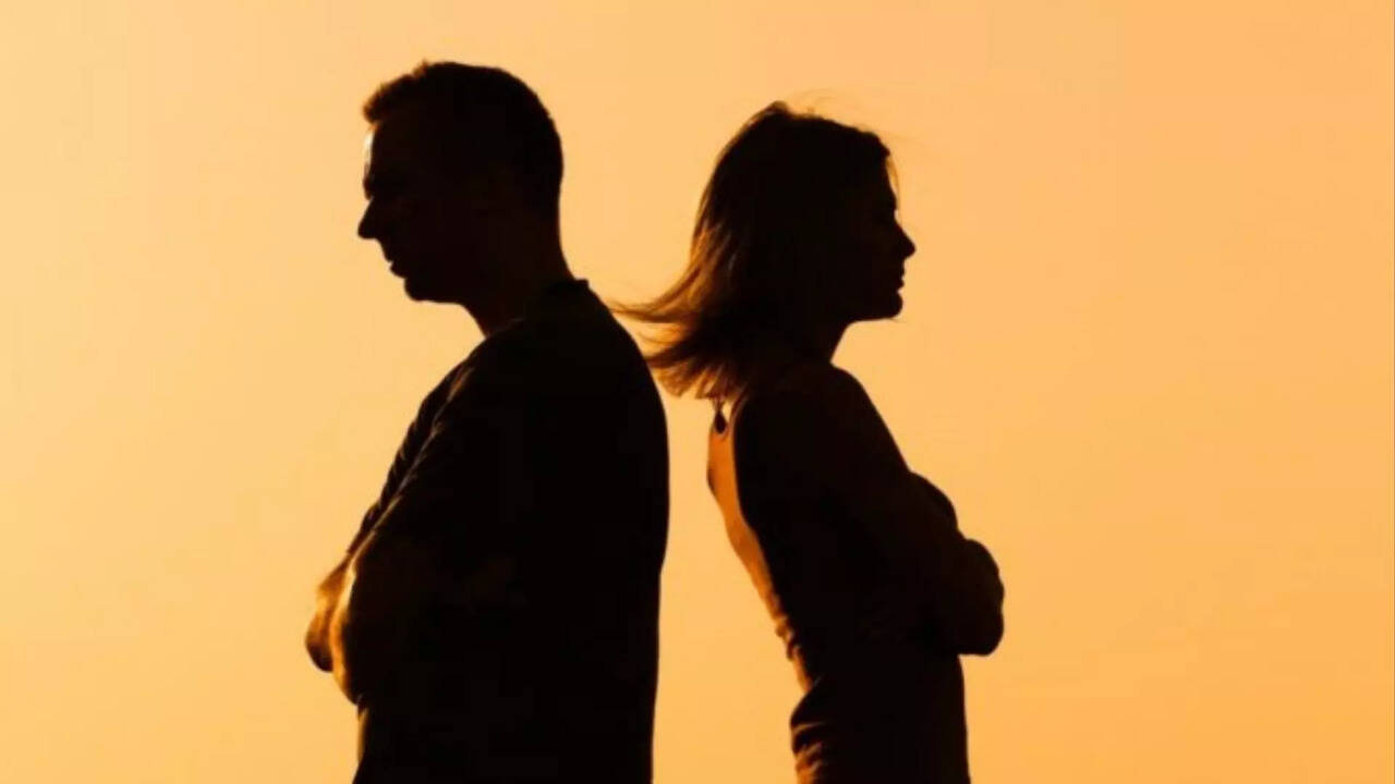  கணவன் வெளியே அழைத்துச் செல்லாததால் மனைவி எடுத்த அதிர்ச்சிகர முடிவு.. 