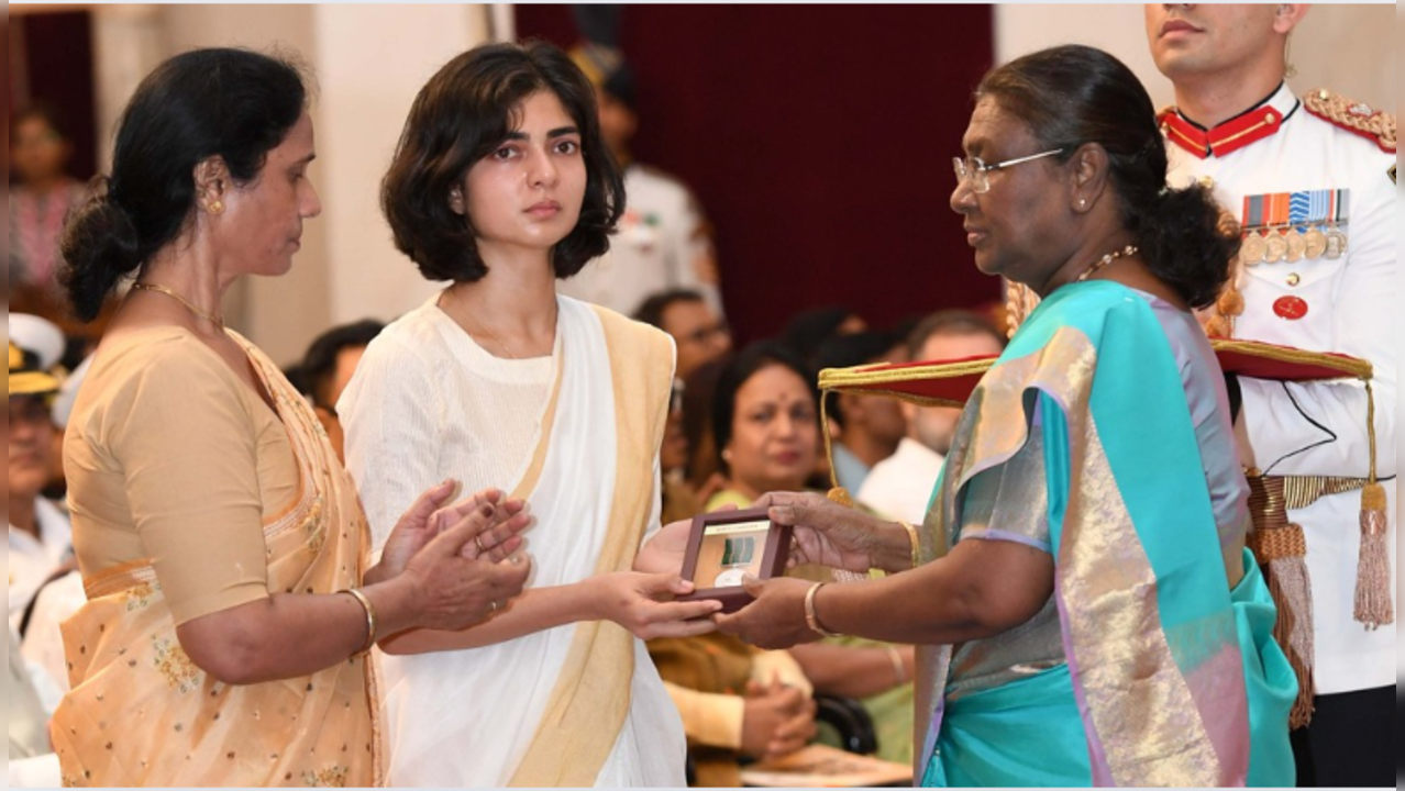 Smriti Singh and her mother-in-law receive the Kirti Chakra