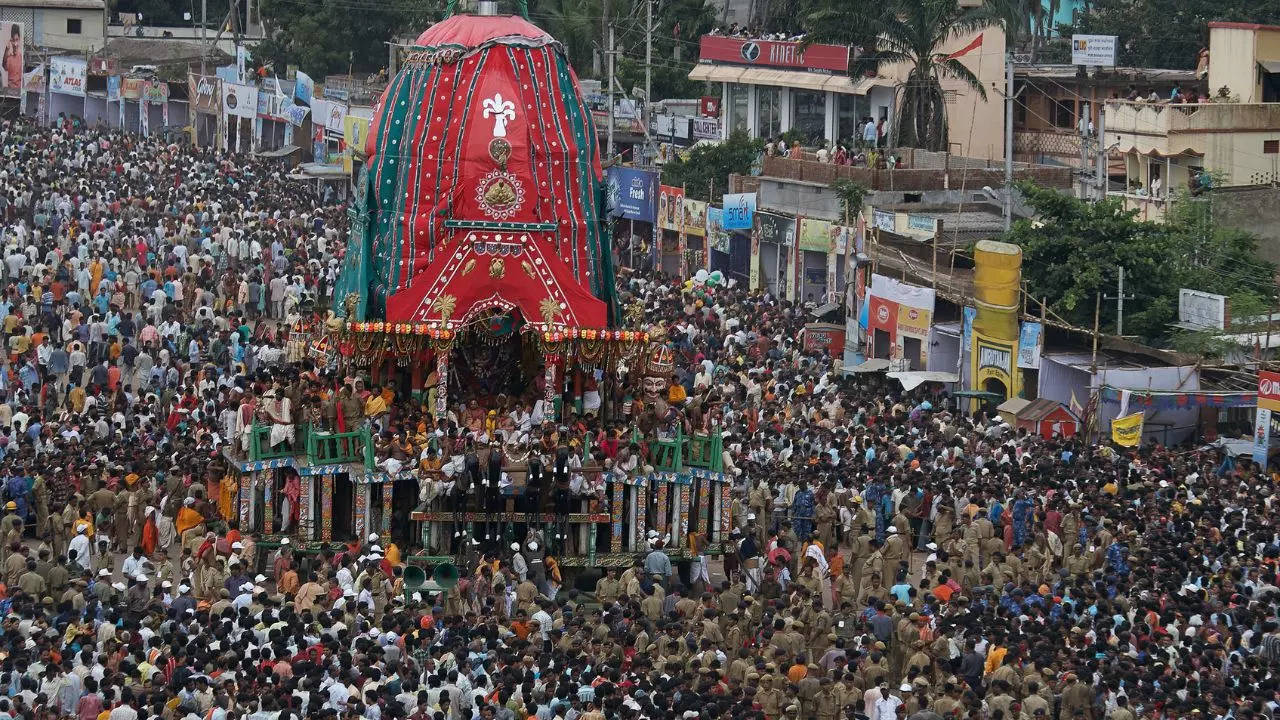 rath yatra in puri 2024 many injured after lord balabhadra idol slips during ceremony