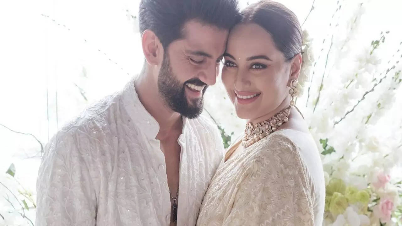 Sonakshi Sinha BLUSHES After Paps Go 'Jija Coming' As Zaheer Iqbal Surprises Her At Kakuda Screening. Watch