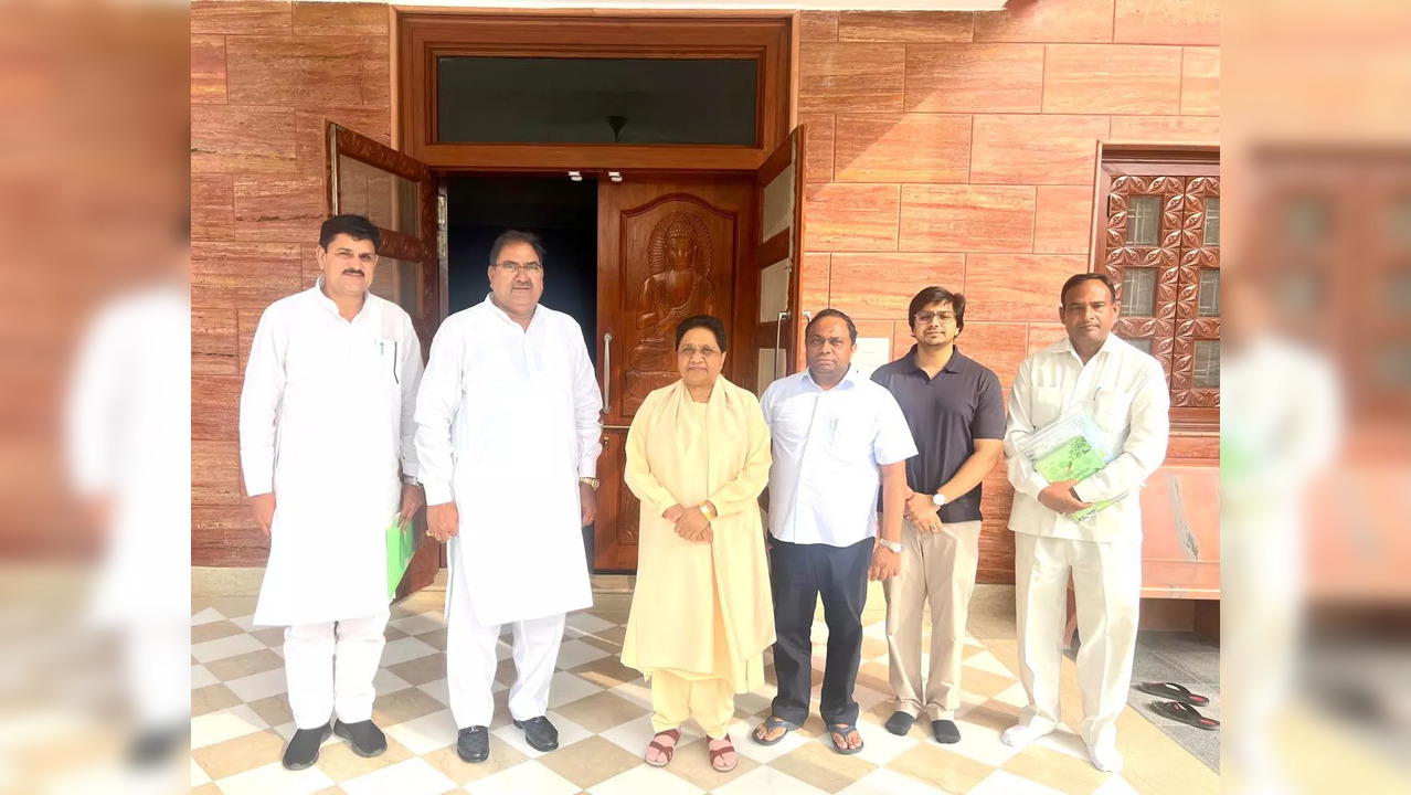 INLD secretary general Abhay Singh Chautala met BSP president Mayawati at the latter's residence in Lucknow on Saturday.