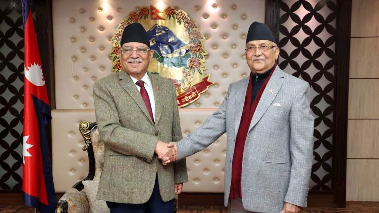 Nepal PM Prachanda (Left) with ex-premier KP Singh Oli (Right)