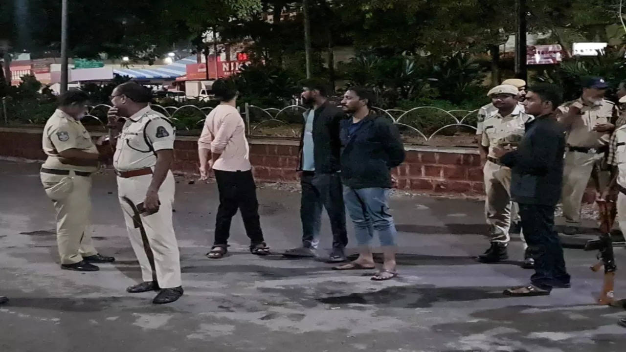 Hyderabad police open fire at robber gang