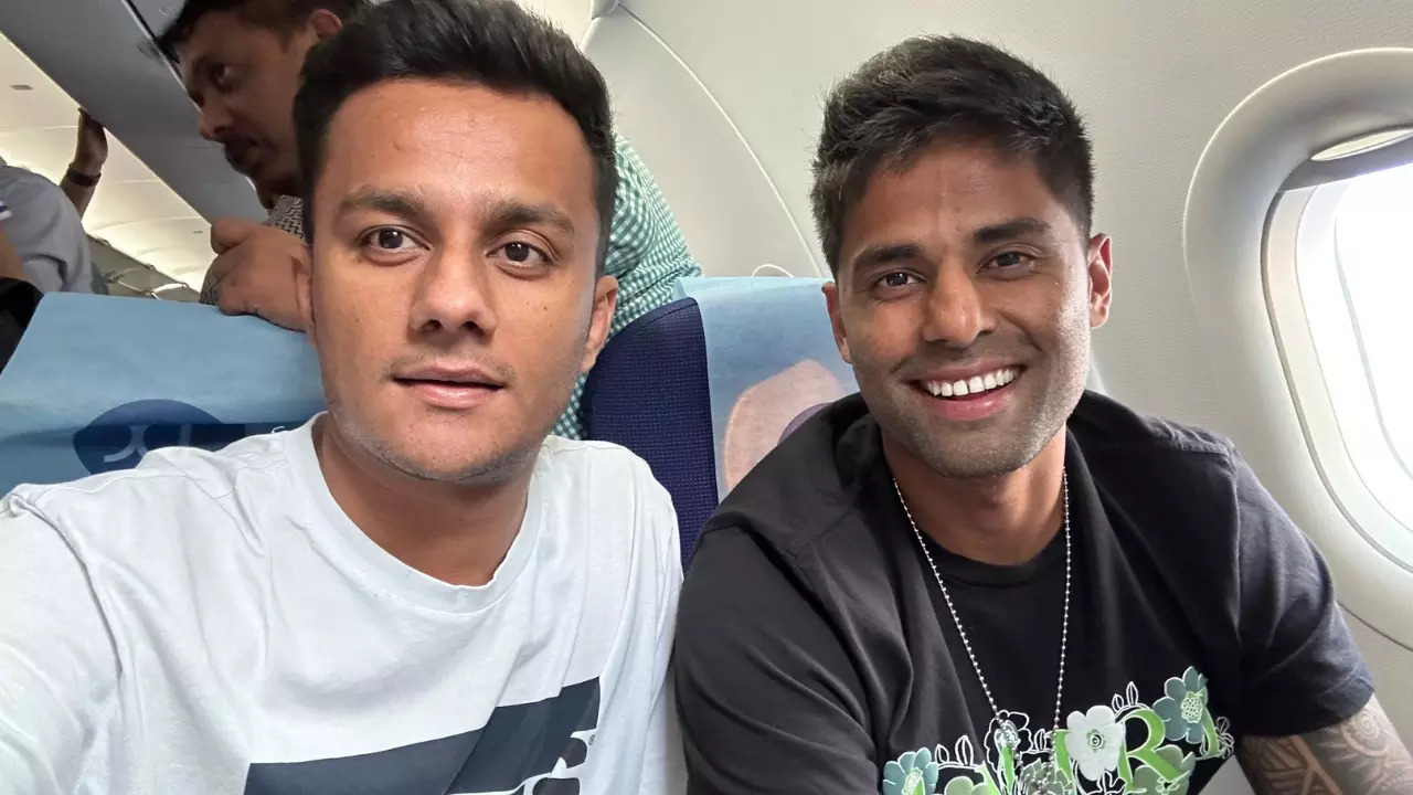 Praful Billore takes a selfie with cricketer Suryakumar Yadav. | @pbillore141/X