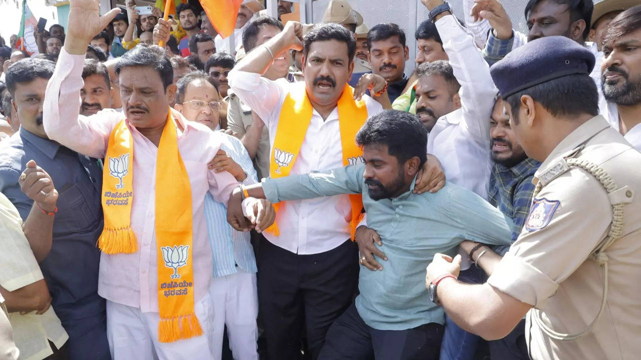 bjp protest against muda scam leaders were taken into custody by police anger against cm