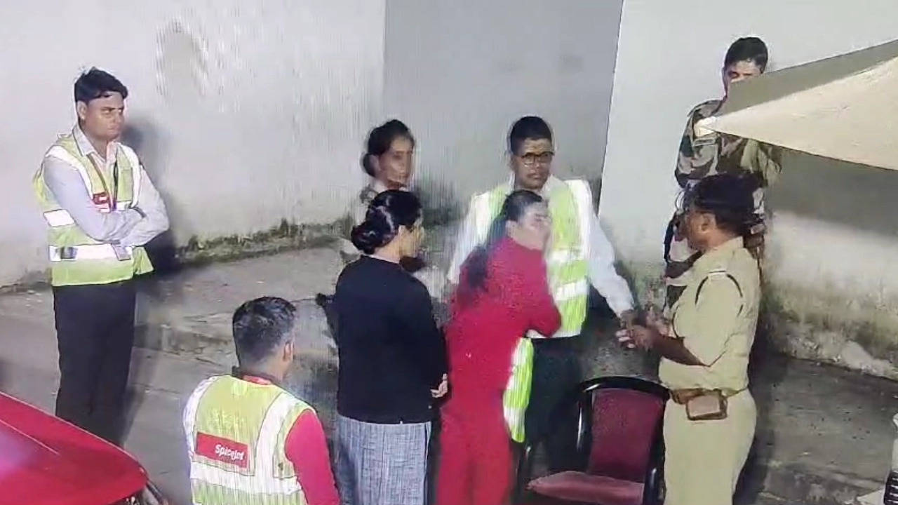 SpiceJet employee slaps CISF personnel.