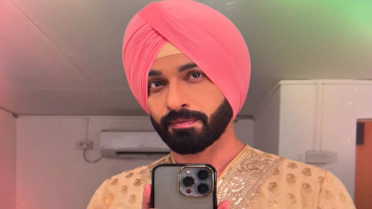 Vijayendra Kumeria Shares Last Selfie As Angad Singh Brar From Teri Meri Doriyaann Set: ‘It’s A Wrap’