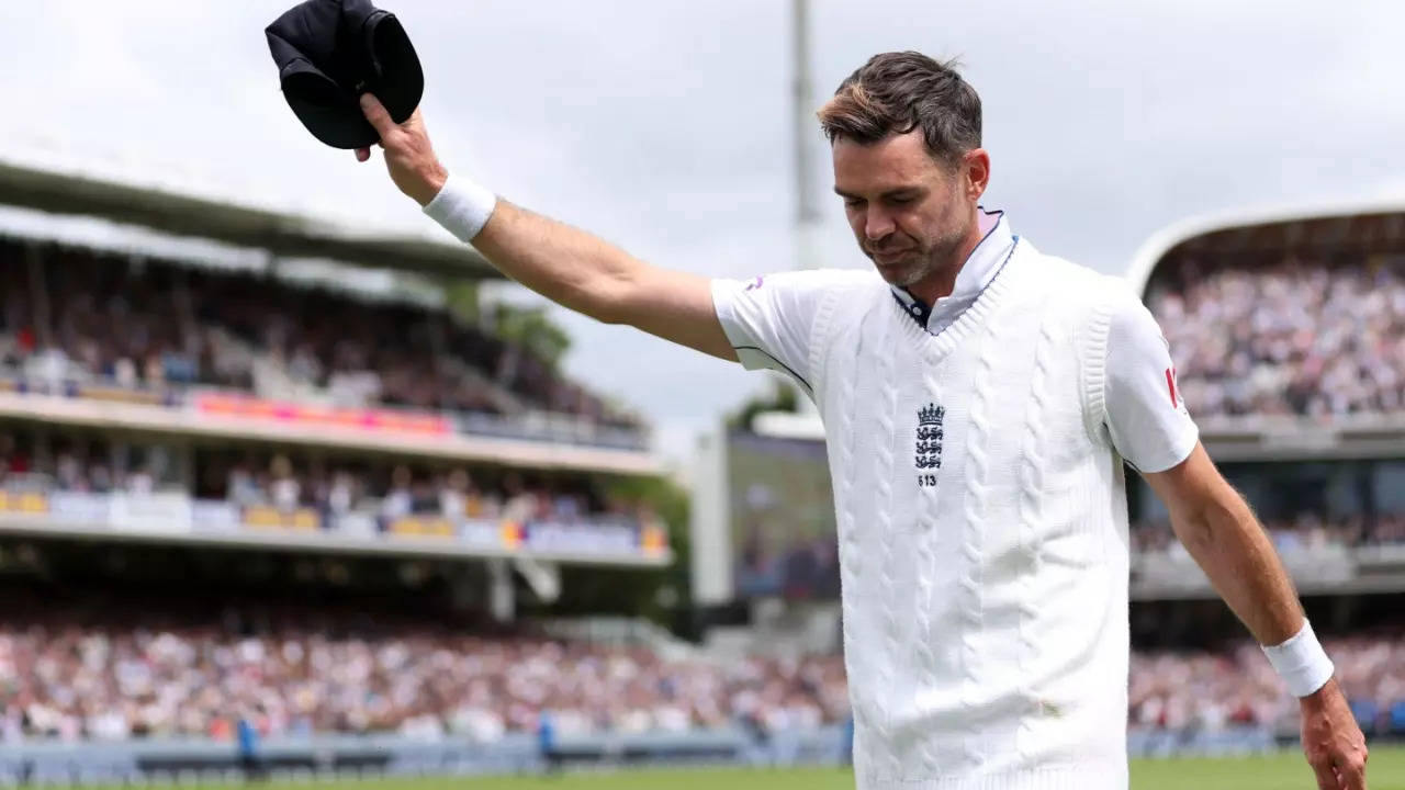 James Anderson Almost In Tears As He Walks Off Field For Last Time After Retirement Match | WATCH