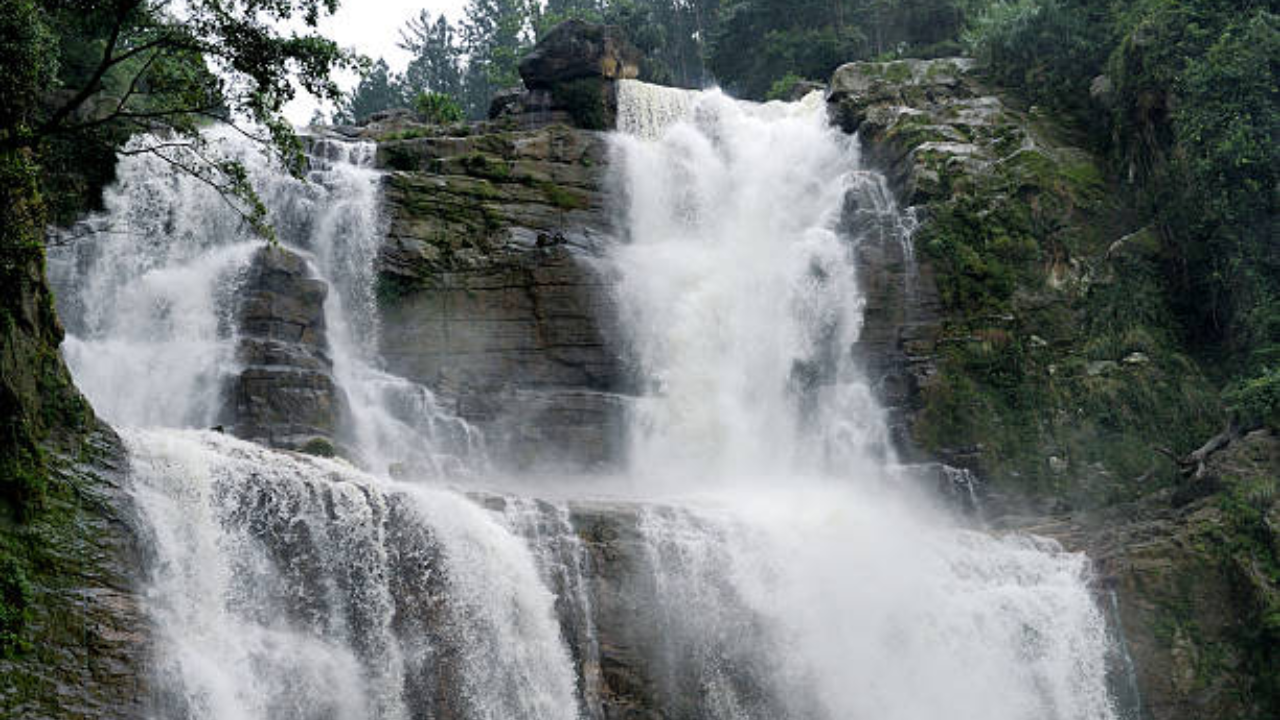 ​Karnataka Police Punishes Tourists By Confiscating Their Clothes For Defying Ban On Bathing In Waterfall