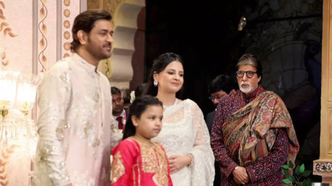 Mahendra Singh Dhoni pictured with Ziva and Sakshi as Amitabh Bachchan waits for his turn. | Reuters