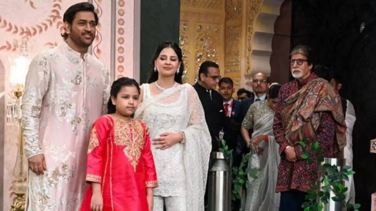 Amitabh Bachchan Patiently Waits As MS Dhoni And His Family Poses For Paps At Anant-Radhika's Shubh Aashirwad