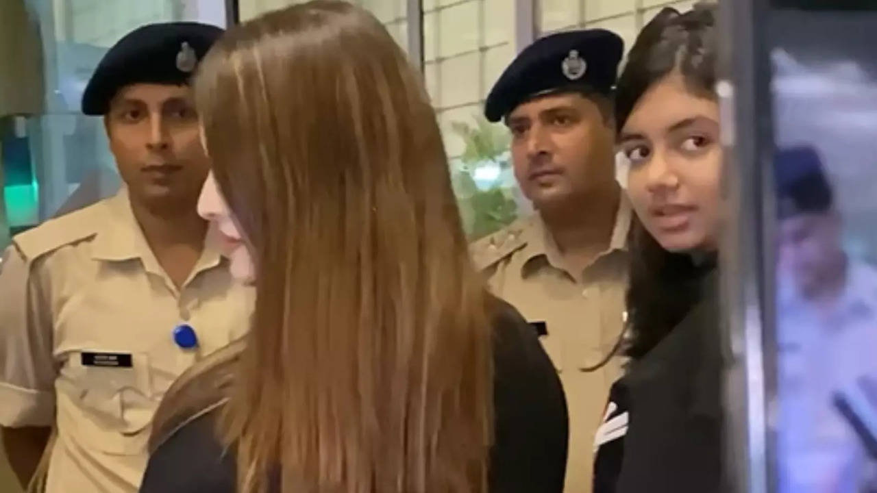 Aaradhya Bachchan Mobbed At Airport? Says 'Careful' As Paps Startled Her, Mom Aishwarya Rai: Watch