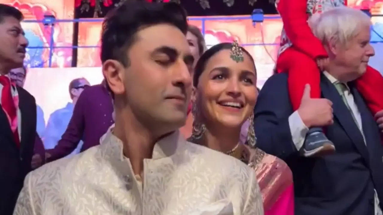 Ranbi Kapoor, Alia Bhatt, Boris Johnson Vibe To Dhol Beats At Anant-Radhika Wedding. Video Is Too Good To Miss