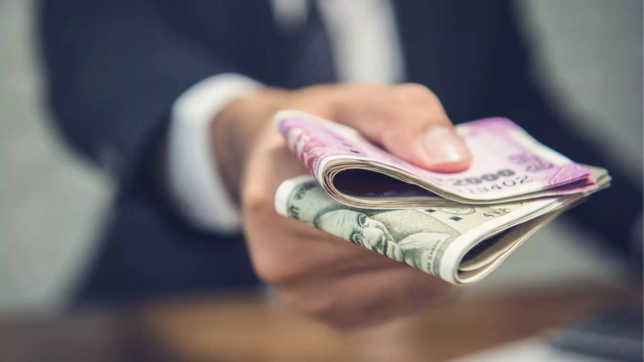  8வது ஊதியக்குழு: அரசு ஊழியர்களின் சம்பளம் கொடுப்புணவுகளின் எதிர்பார்ப்பு என்ன? 