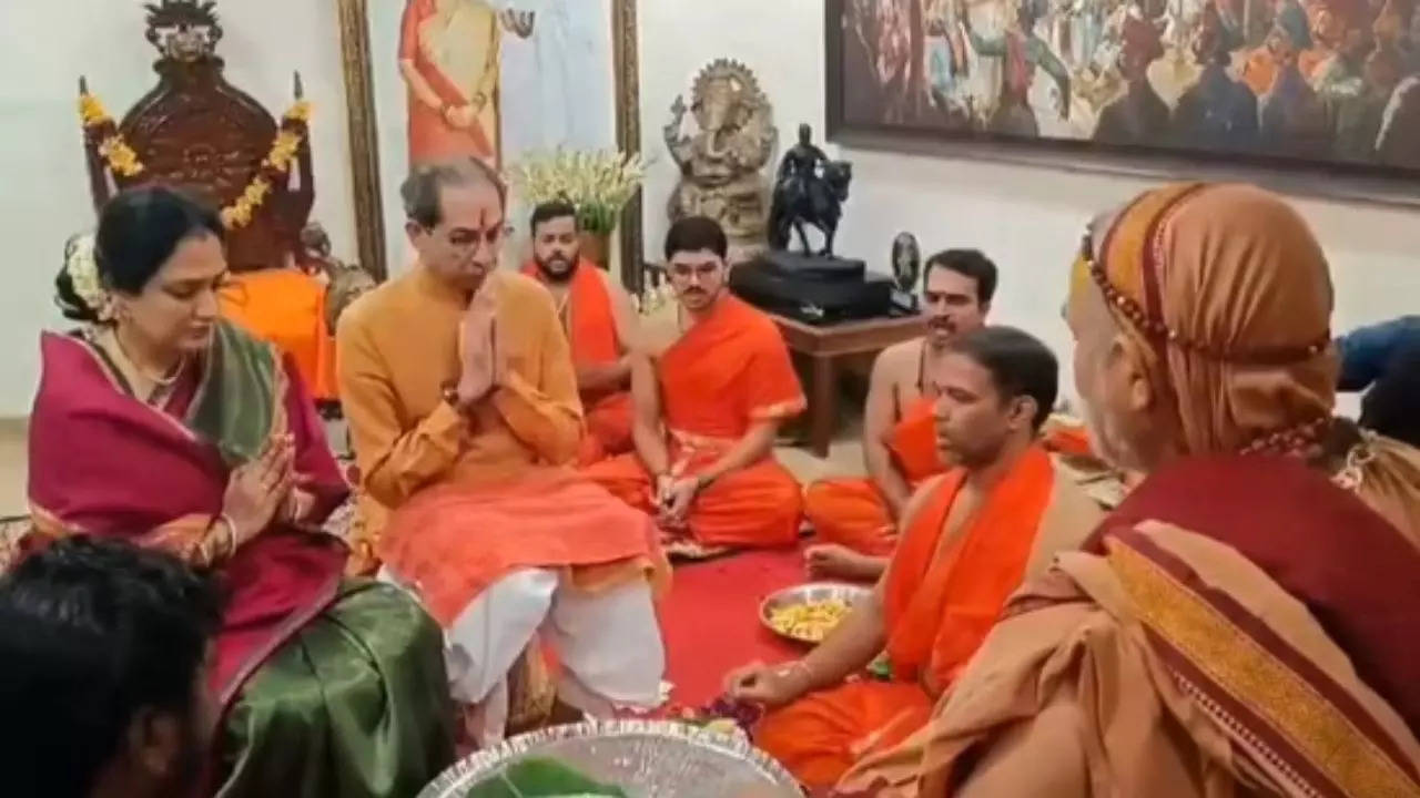 Swami Avimukteshwaranand at Matoshree