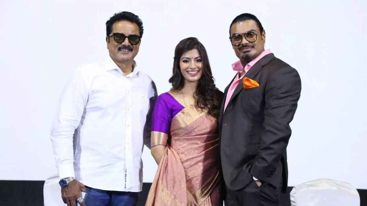  நான் வரலட்சுமிக்கு முதல் காதல் இல்லை... ஓப்பனாக பேசிய சரத்குமாரின் மருமகன்  நிக்கோலய் சச்தேவ்! 