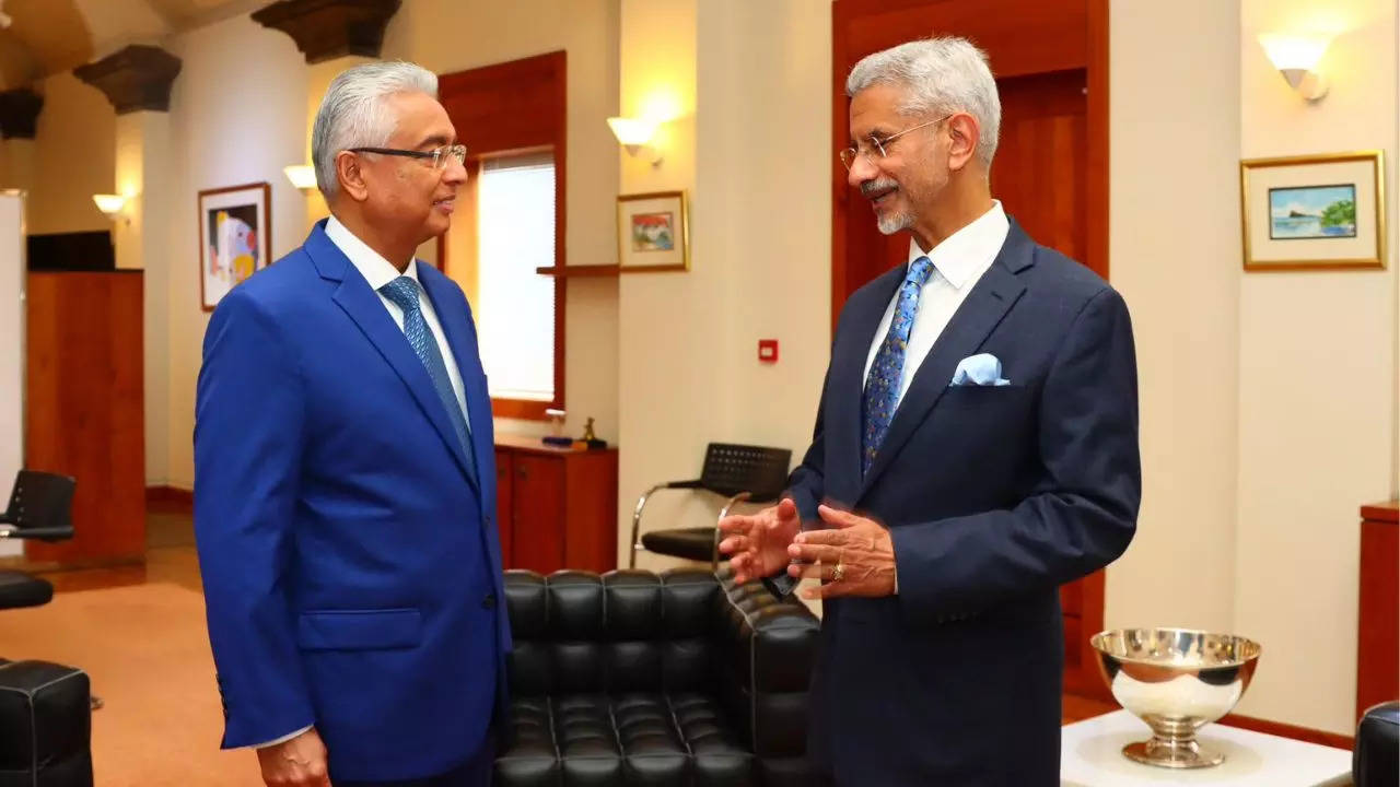 ​Indian External Affairs Minister Dr S Jaishankar with Mauritius Prime Minister Pravind Jugnath during his two-day visit ​