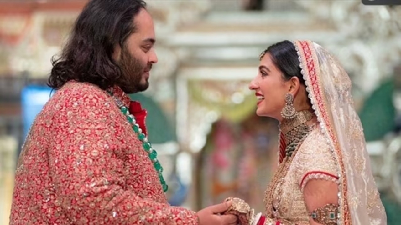 Anant Ambani-Radhika Merchant Receive Grand Welcome With Red Roses At Jamnagar Post Wedding: Watch