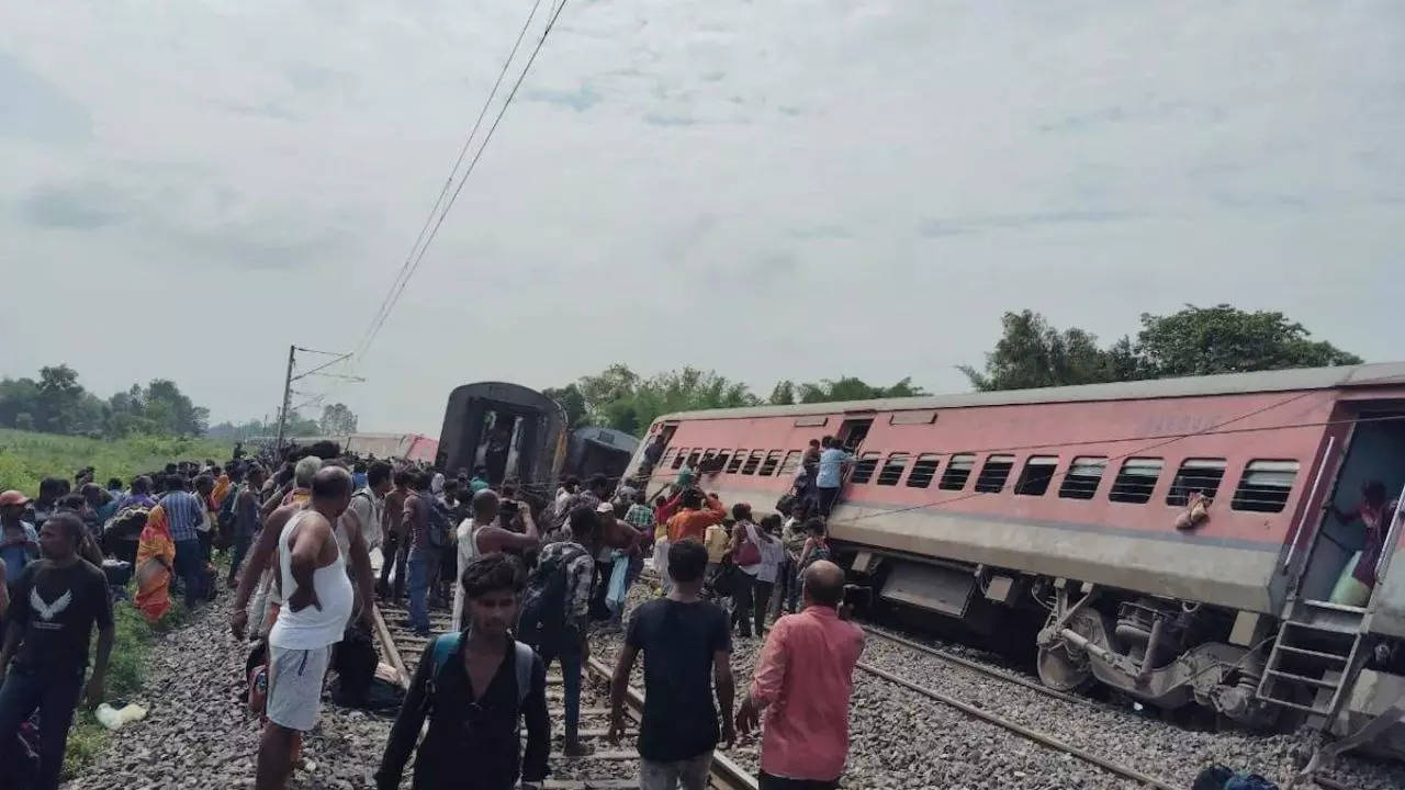 Dibrugarh Express Derailed in uttar pradesh gonda 10 coaches went off tracks