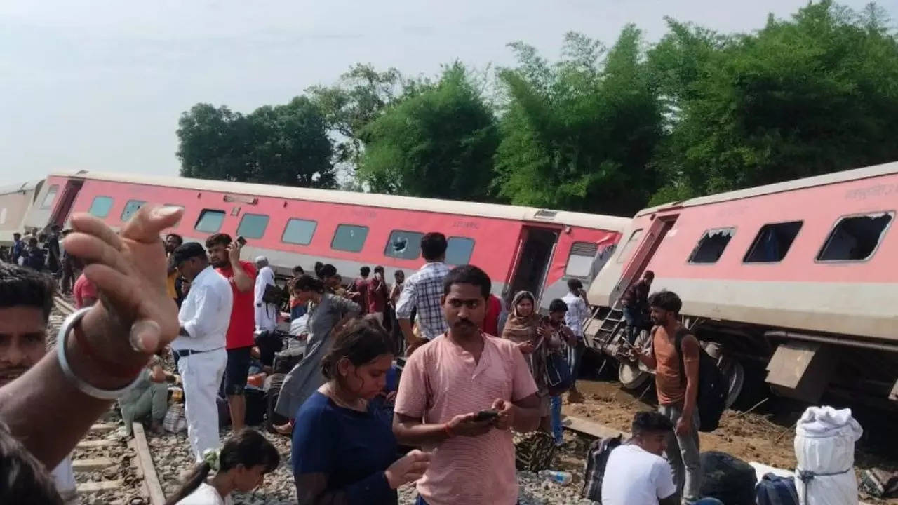 Dibrugarh Express Derailed many deaths rescue operation started 